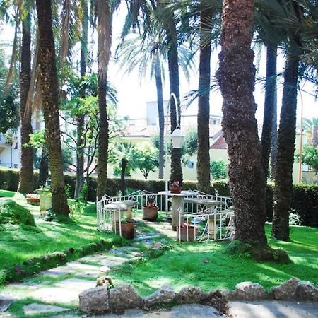 Affascinante Bilocale Con Piscina Apartment Bordighera Luaran gambar